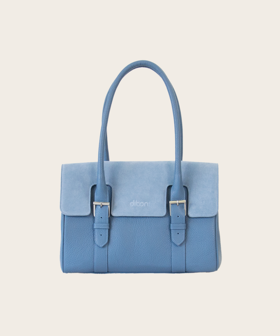 Handtasche Charlotte Couture von diboni in hellblau wird aus italienischem Leder in Handarbeit in einer deutschen Manufaktur hergestellt.