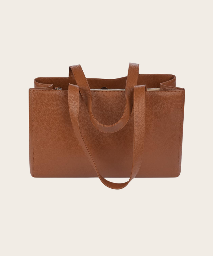 Handtasche Annabelle Deluxe von diboni in hellbraun wird aus italienischem Leder in Handarbeit in einer deutschen Manufaktur hergestellt.