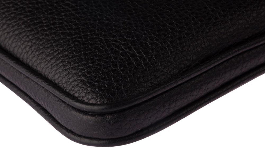 Lederbeutel und Etui Maximus von diboni in schwarz wird aus italienischem Leder in Handarbeit in einer deutschen Manufaktur hergestellt.