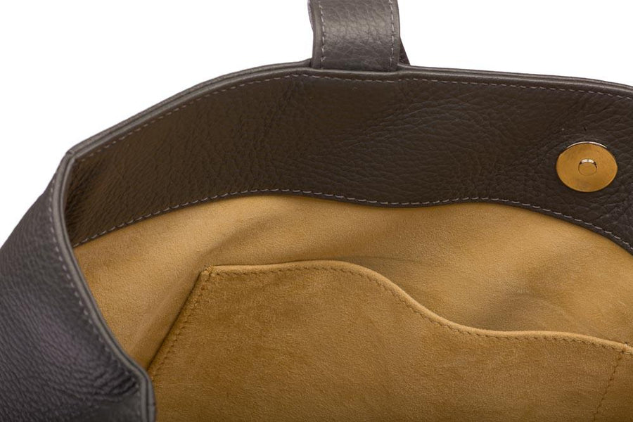 Handtasche Annabelle Deluxe von diboni in grau wird aus italienischem Leder in Handarbeit in einer deutschen Manufaktur hergestellt.