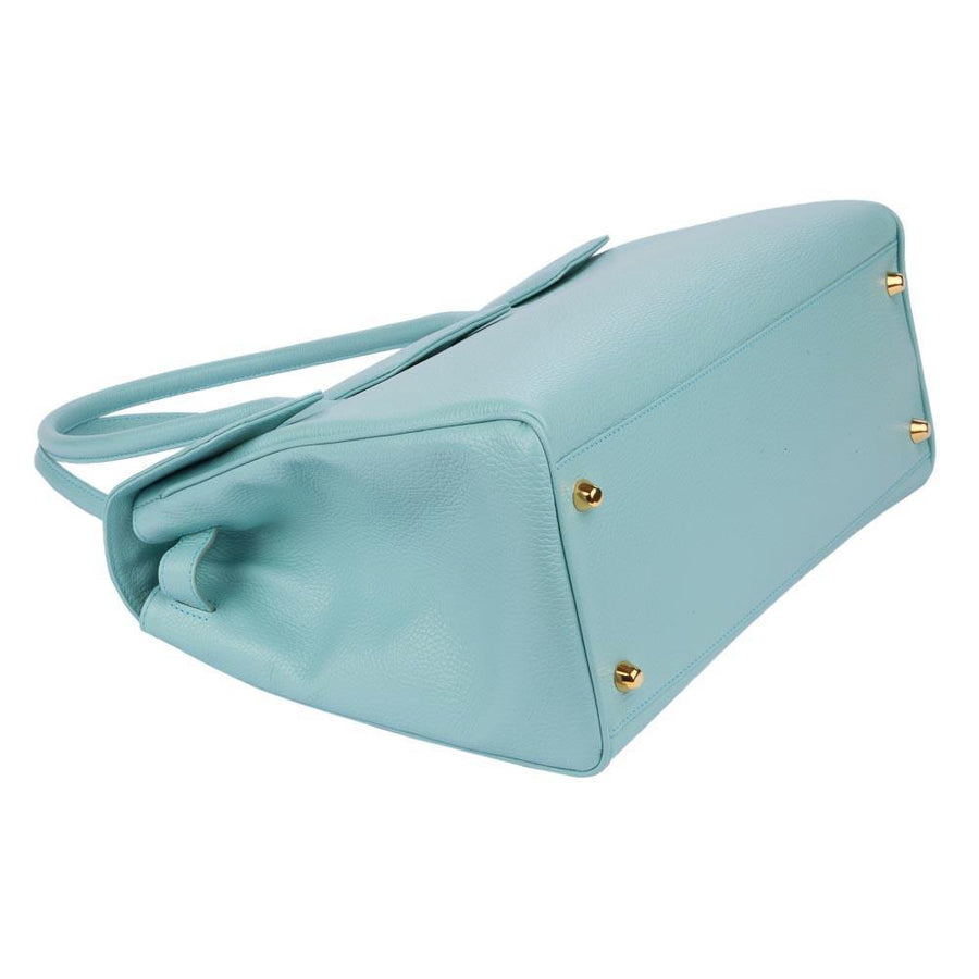 Handtasche und Schultertasche Madison Couture von diboni in hellblau wird aus italienischem Leder in Handarbeit in einer deutschen Manufaktur hergestellt.