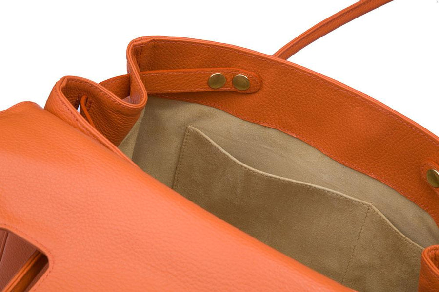 Handtasche und Schultertasche Madison Deluxe von diboni in orange wird aus italienischem Leder in Handarbeit in einer deutschen Manufaktur hergestellt.