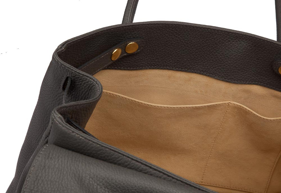Handtasche und Schultertasche Madison Deluxe von diboni in grau wird aus italienischem Leder in Handarbeit in einer deutschen Manufaktur hergestellt.