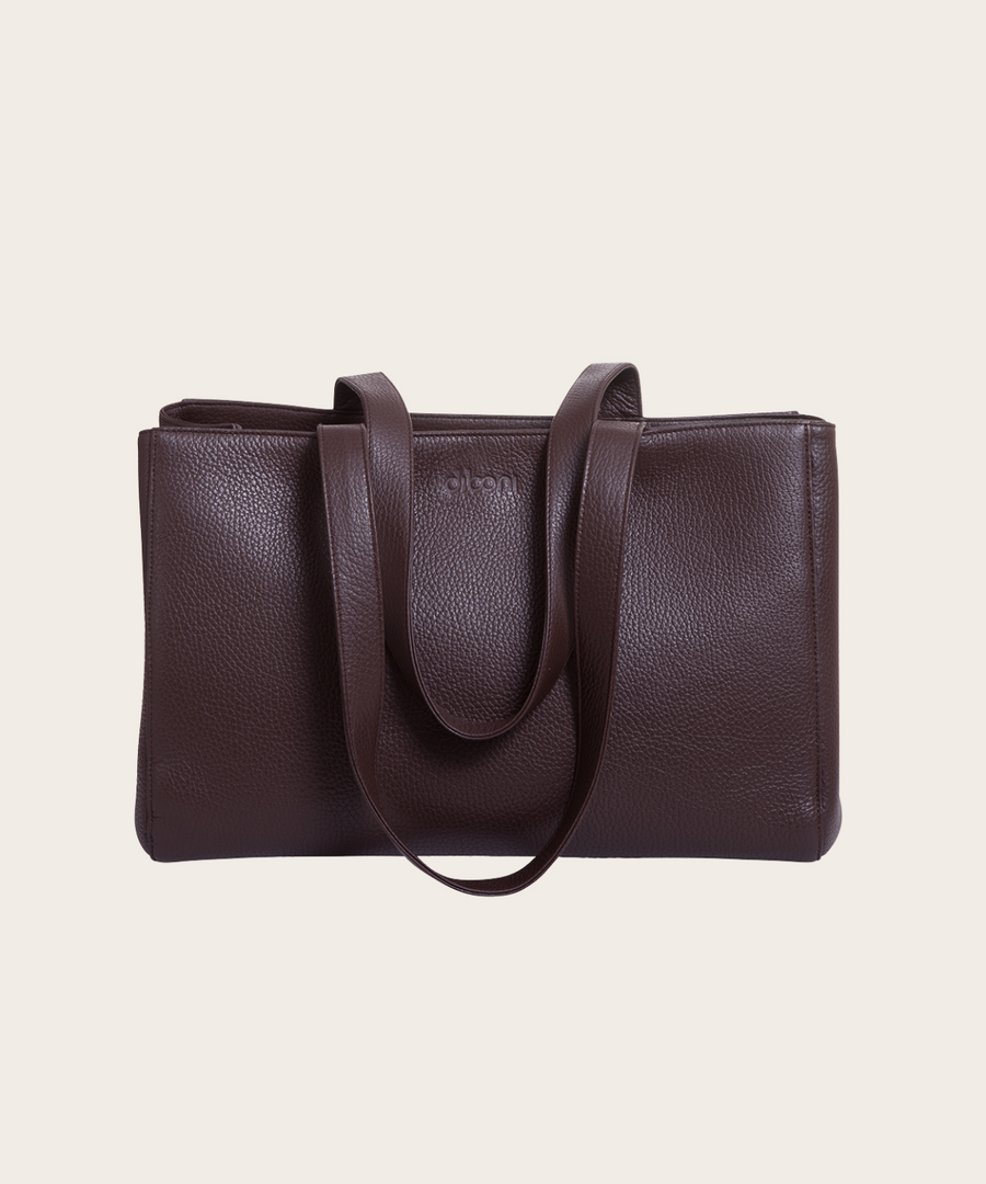 Handtasche Annabelle Couture von diboni in dunkelbraun wird aus italienischem Leder in Handarbeit in einer deutschen Manufaktur hergestellt.