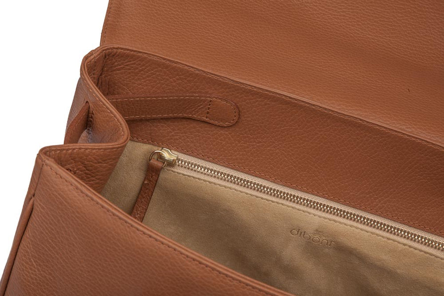 Handtasche und Schultertasche Madison Deluxe von diboni in braun wird aus italienischem Leder in Handarbeit in einer deutschen Manufaktur hergestellt.