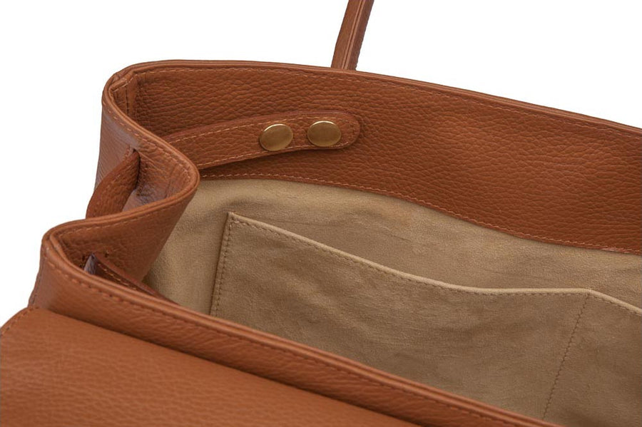Handtasche und Schultertasche Madison Deluxe von diboni in braun wird aus italienischem Leder in Handarbeit in einer deutschen Manufaktur hergestellt.