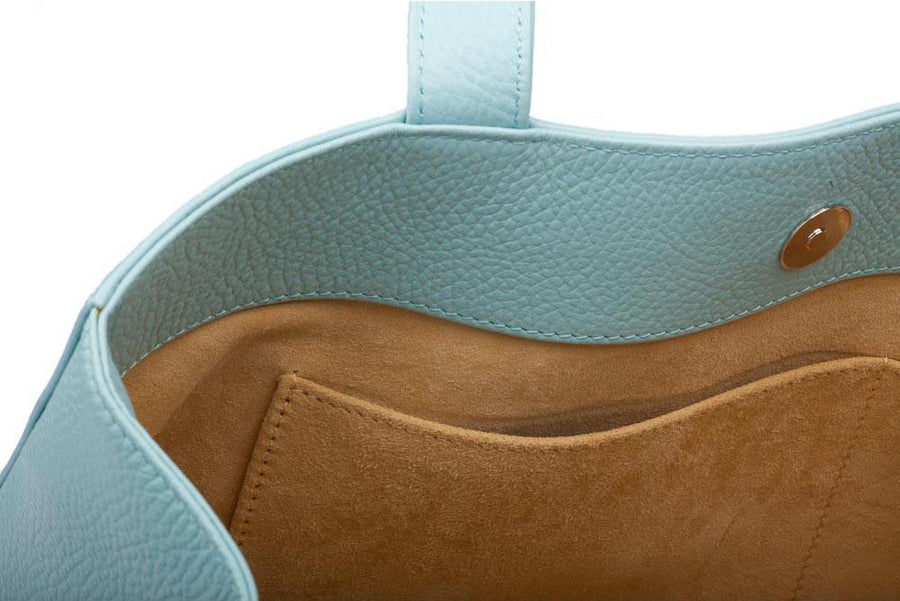 Handtasche Annabelle Deluxe von diboni in türkis wird aus italienischem Leder in Handarbeit in einer deutschen Manufaktur hergestellt.
