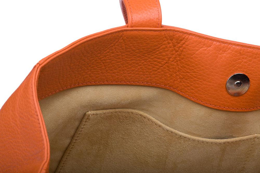 Handtasche Annabelle Deluxe von diboni in orange wird aus italienischem Leder in Handarbeit in einer deutschen Manufaktur hergestellt.